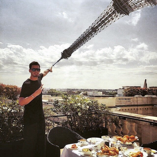 (untitled). Here were some results. Anonymous 05/ 13/ 15( Wed) 13: No. 615519096 i'' lrj Can someone photoshop l this so it looks like I' m touching the Eiffel 