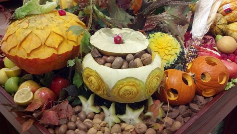 Fruit Carvings. Thought these looked cool. Shamelessly saw on Reddit and stole from Imgur..