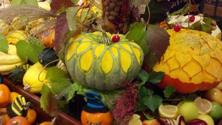 Fruit Carvings. Thought these looked cool. Shamelessly saw on Reddit and stole from Imgur..