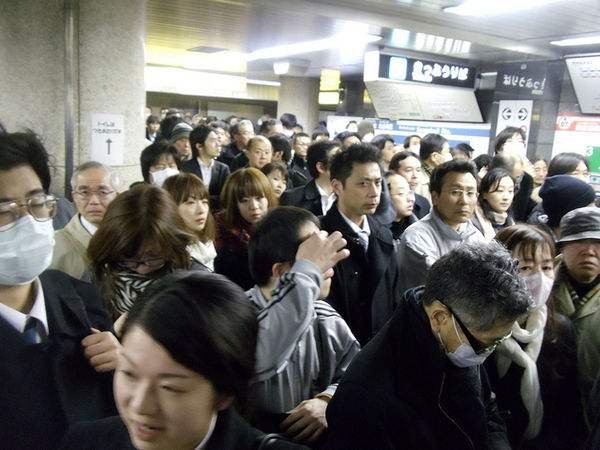 Japan Facts: Acceptable behaviors. 1.) Lift your plate It's okay to lift small plates and bowls when eating. It's also ok to sip Japanese soups directly from th