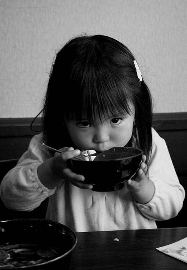 Japan Facts: Acceptable behaviors. 1.) Lift your plate It's okay to lift small plates and bowls when eating. It's also ok to sip Japanese soups directly from th