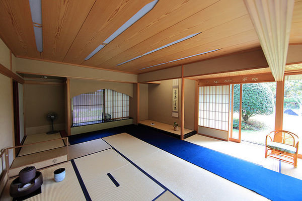 Japanese Customs: Travel Guide. 1). Take your shoes off Shoes are never worn in someone's home or on Japanese traditional flooring (tatami mats). You may be exp