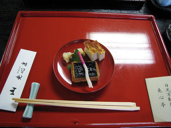 Japanese Customs: Travel Guide. 1). Take your shoes off Shoes are never worn in someone's home or on Japanese traditional flooring (tatami mats). You may be exp