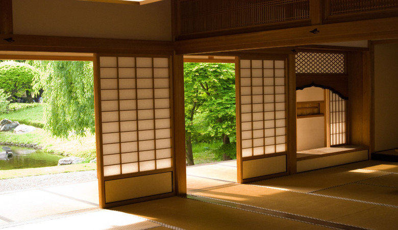 Japanese Facts Compilation Part 3. In Japan, the green traffic light is called blue, don't blame them, they find it hard to see. It is uncommon to find insulati