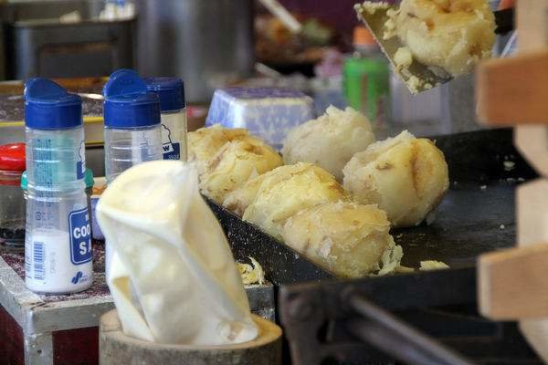 Japanese Food: Street Foods. 1. Yaki Imo Yaki Imo are baked sweet potatoes cooked over a wood fire. Yaki Imo trucks and carts fitted with wood stoves can be fou