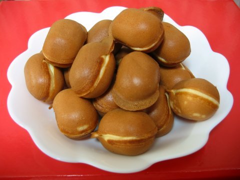 Japanese Food: Street Foods. 1. Yaki Imo Yaki Imo are baked sweet potatoes cooked over a wood fire. Yaki Imo trucks and carts fitted with wood stoves can be fou