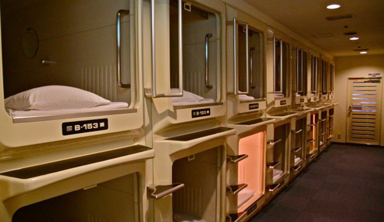 Japanese Facts Compilation Part 3. In Japan, the green traffic light is called blue, don't blame them, they find it hard to see. It is uncommon to find insulati