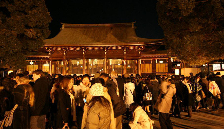 Japanese Facts Compilation Part 3. In Japan, the green traffic light is called blue, don't blame them, they find it hard to see. It is uncommon to find insulati